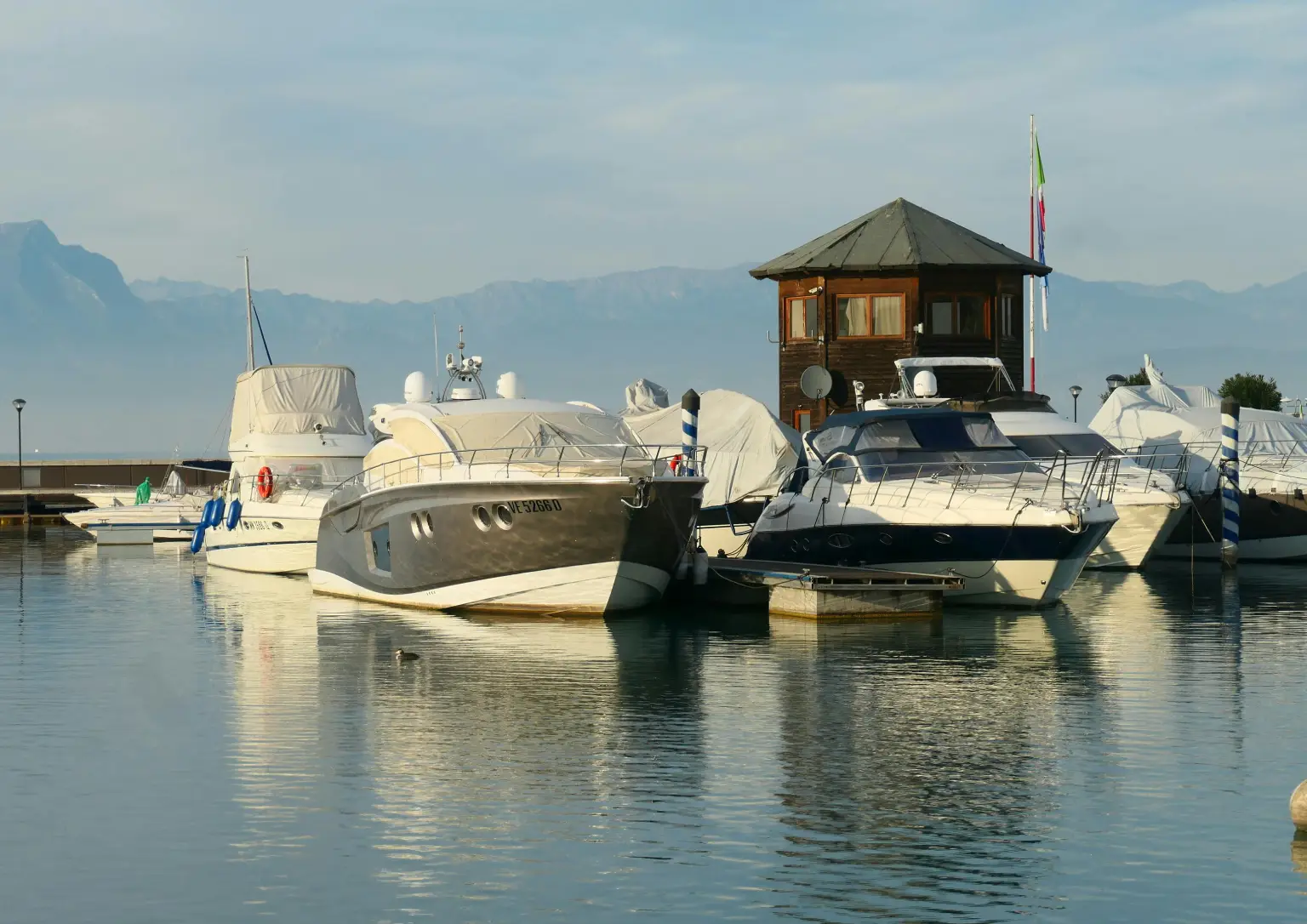 Dubai yacht for rent